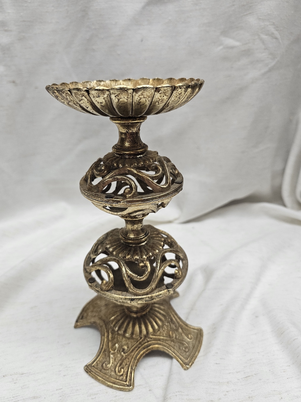 Vintage Dilly Mfg. Co. Ornate 3-Tier Brass Decorative Stand